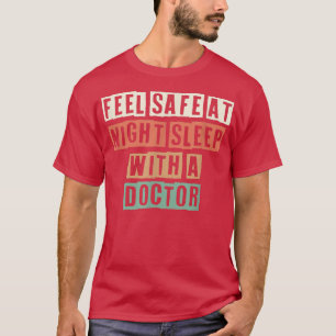 Camiseta Retro Feel Safe At Night Sleep With A Doctor 