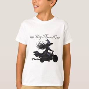 Camiseta Retro Girls Trip Salem 1692 Perderam Uma Bruxa