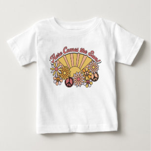 Camiseta Retro Groovy Aqui vem o gráfico da vindima solar