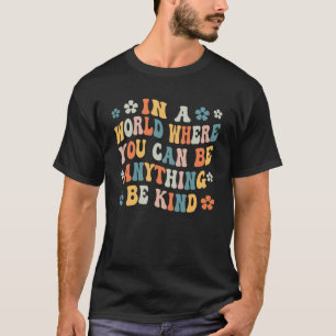 Camiseta Retrô Groovy Em Um Mundo Onde Você Pode Ser Qualqu