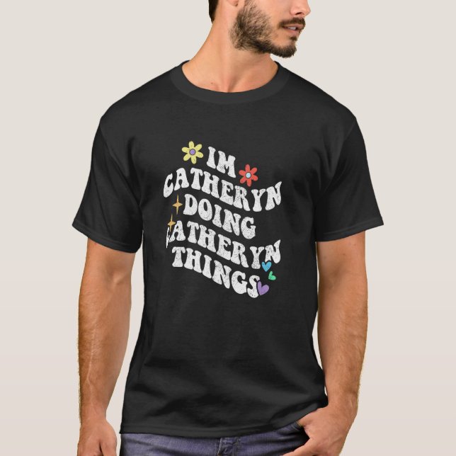 Camiseta Retro Groovy Estou Catheryn Fazendo Coisas Da Cath (Frente)