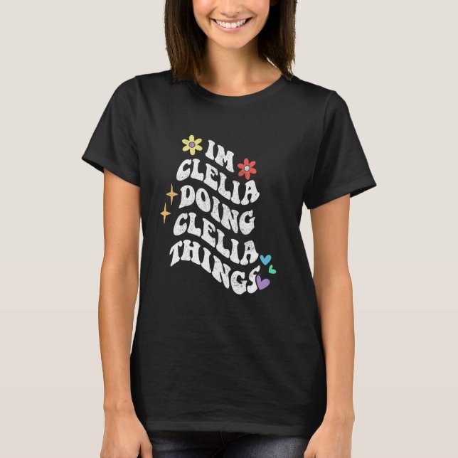 Camiseta Retro Groovy Eu Sou Clelia Fazendo Coisas da Cleli (Frente)