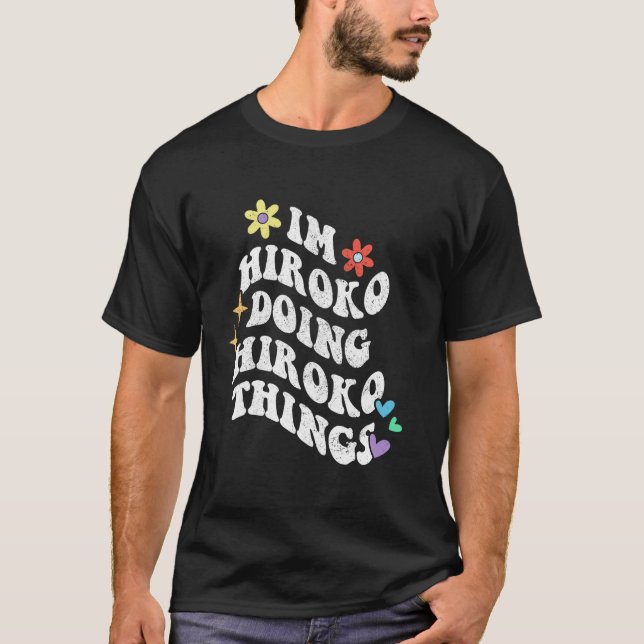 Camiseta Retro Groovy Eu Sou Hiroko Fazendo Coisas de Hirok (Frente)