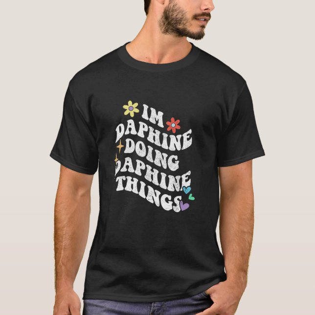Camiseta Retro Groovy Im Daphine Fazendo Coisas Da Daphine  (Frente)