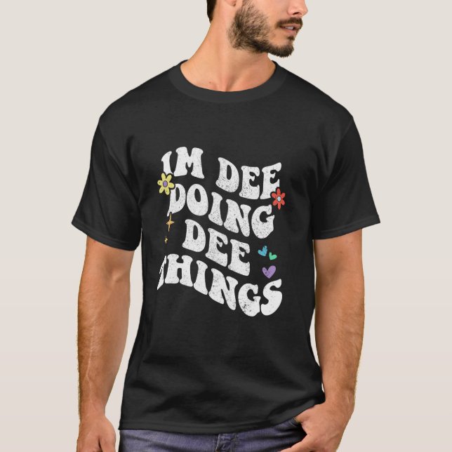 Camiseta Retro Groovy Im Dee Fazendo Coisas De Dee Engraçad (Frente)