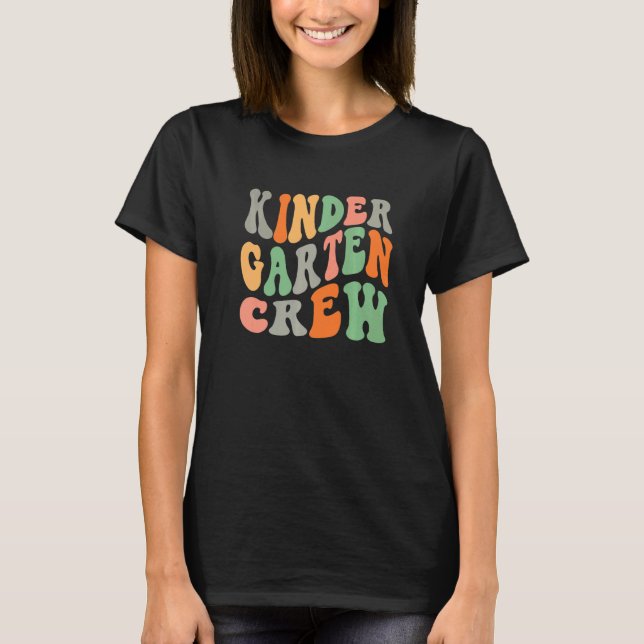 Camiseta Retro Groovy Kindergarten Crew Kinder Squad Teache (Frente)