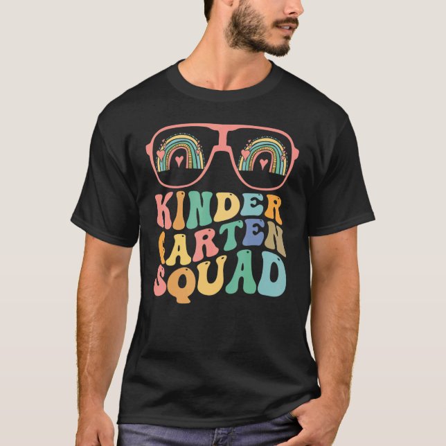 Camiseta Retro Groovy Kindergarten Crew Kinder Squad Teache (Frente)