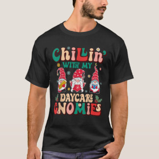 Camiseta Retro Groovy Relaxando Com Meus Gnomies da Creche