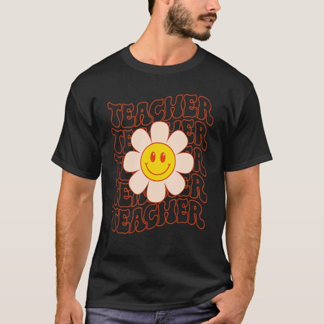 Camiseta Retro Groovy Teacher Happy Face Cute Daisy Flower  (Frente)