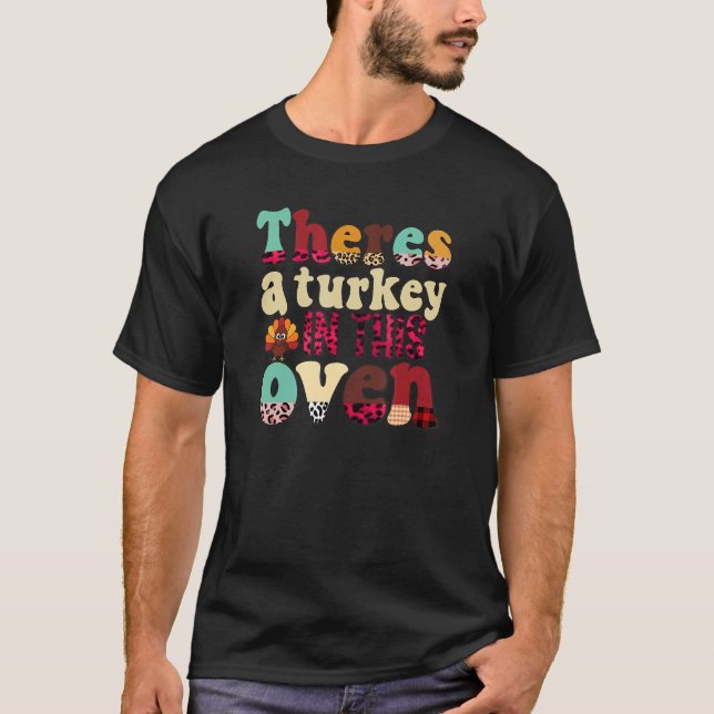 Camiseta Retro Há Uma Turquia Neste Forno Cute Thanksgivi (Frente)