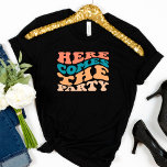 Camiseta Retro Here Vem a Festa de solteira da festa<br><div class="desc">Camisa Negra Bachelorette Retro Bonita para a Amiga da Noiva vestir durante a festa de solteira. Texto simples que diz Esposa do Partido. A camisa perfeita para a noiva ser. Veja combinar as camisas do Partido para a noiva.</div>