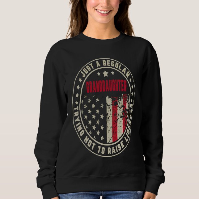 Camiseta Retro Just A Regular Granddaughter Raise Liberals  (Frente)