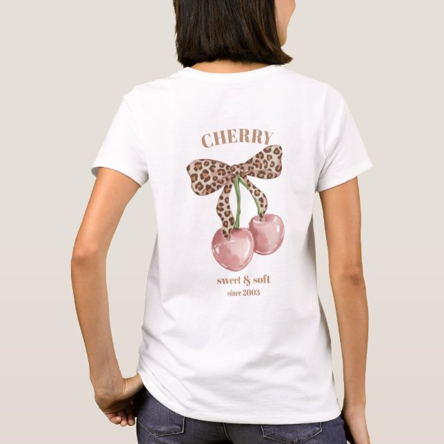 Camiseta Retro Leopard Bow Cherry Sweet & Soft Since Slogan (Verso)