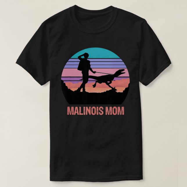 Camiseta Retro Malinois Mãe Caminhando Maliraptor Maligator (Frente do Design)