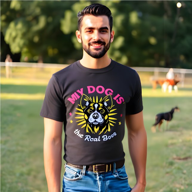 Camiseta Retro 'Meu Cachorro é o Chefe Real' (Funny dog lover t-shirt. "My Dog Is The Real BOSS")