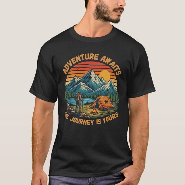 Camiseta Retro Mountain Camping Hiking Adventure (Frente)