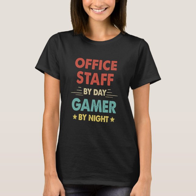 Camiseta Retro Office Staff By Day Gamer By Night (Frente)