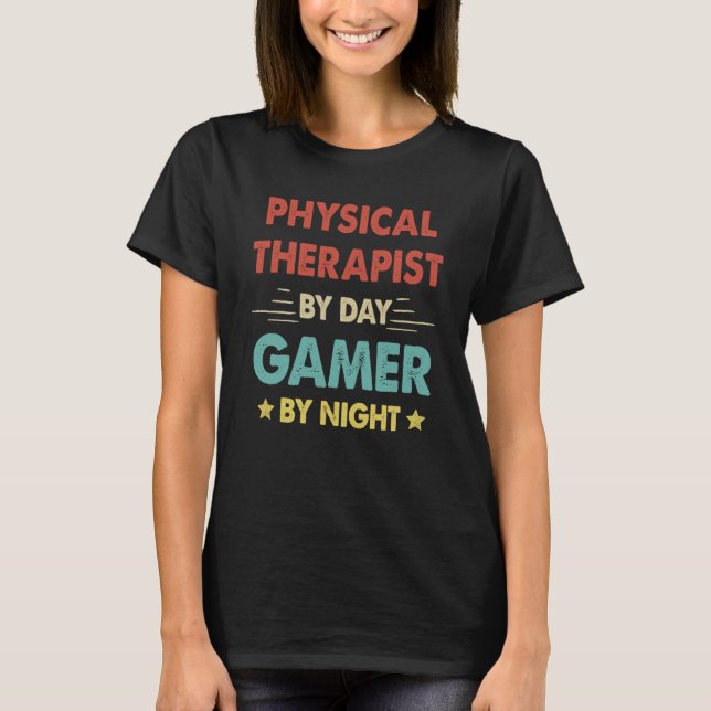 Camiseta Retro Physical Therapist By Day Gamer By Night (Frente)