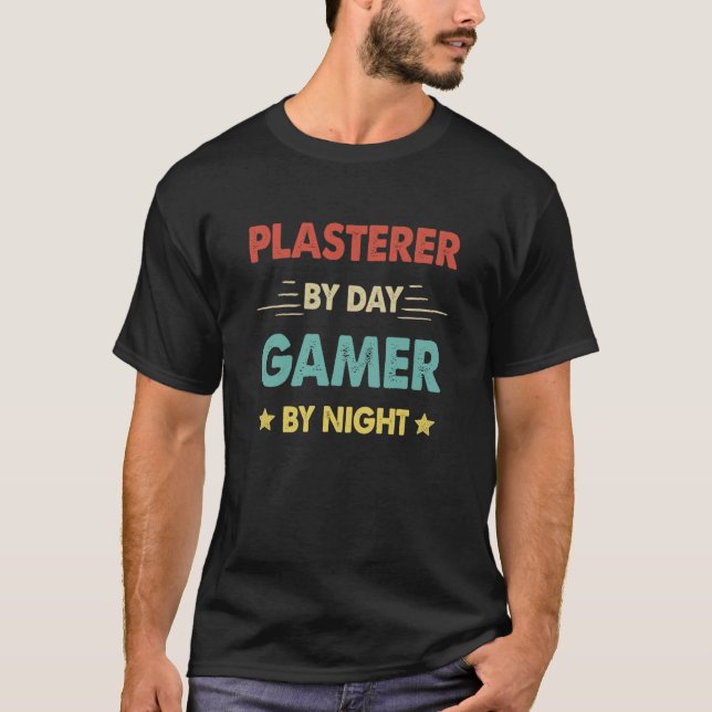 Camiseta Retro Plasterer By Day Gamer By Night (Frente)