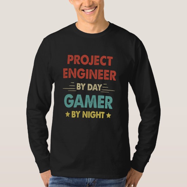 Camiseta Retro Project Engineer By Day Gamer By Night (Frente)