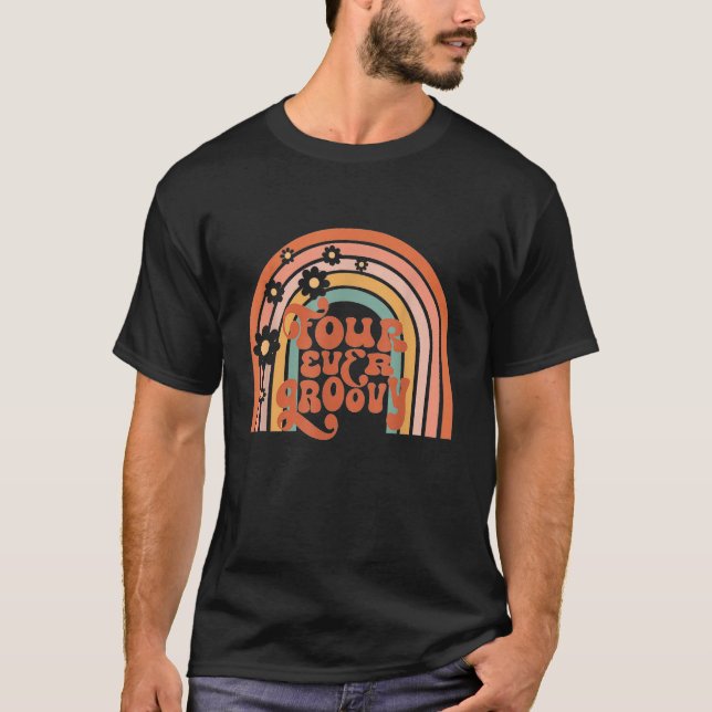 Camiseta Retro Quatro sempre no Groovy 4th Birthday Hippie  (Frente)