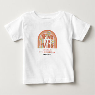 Camiseta Retro Rainbow FIVE é uma Vibração Aniversário de 5