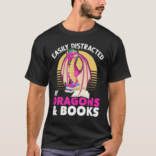 Camiseta Retro Reading Book Fantasy Dragon Book Dragon (Frente)