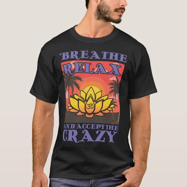Camiseta Retro Respire Relaxe e Aceite o Yoga Louco  (Frente)