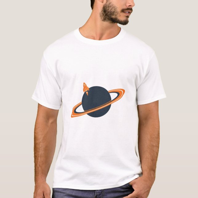 Camiseta Retro Rocket Ship Orbiting Dark Planet - Outer Spa (Frente)
