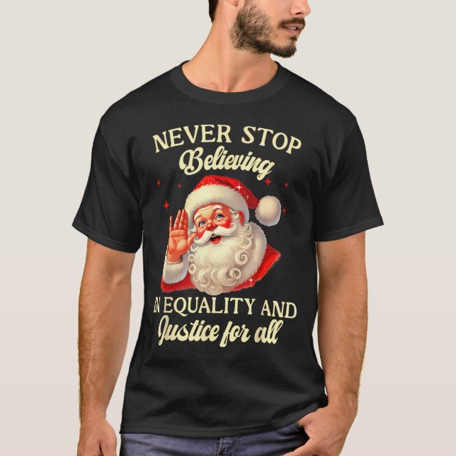 Camiseta Retro Santa Never Stop Believing In Equality Justi (Frente)