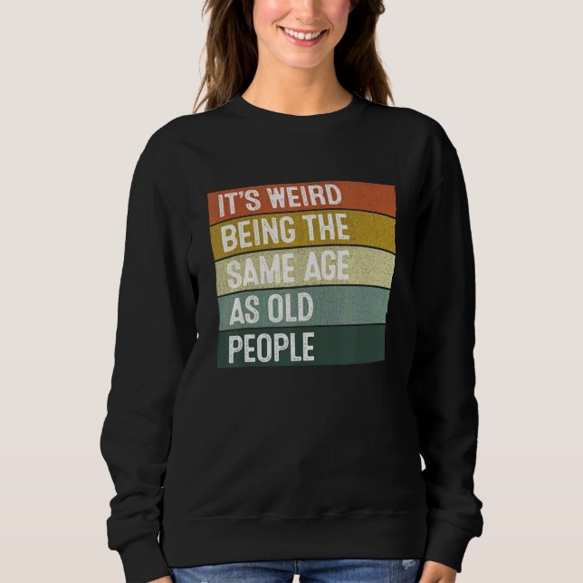 Camiseta Retro Sarcástico É Estranho Ter a Mesma Idade Que  (Frente)