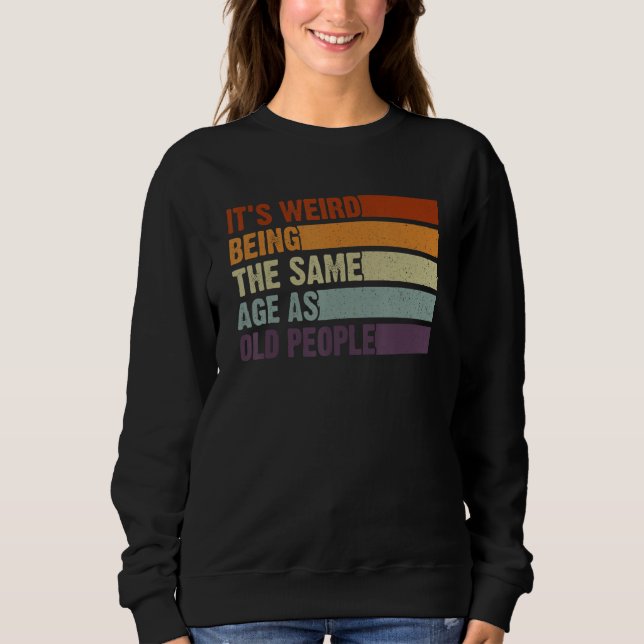 Camiseta Retro Sarcástico É Estranho Ter a Mesma Idade Que  (Frente)