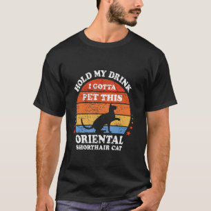 Camiseta Retro Segure Meu Drink Tenho Que Acariciar Este Sh