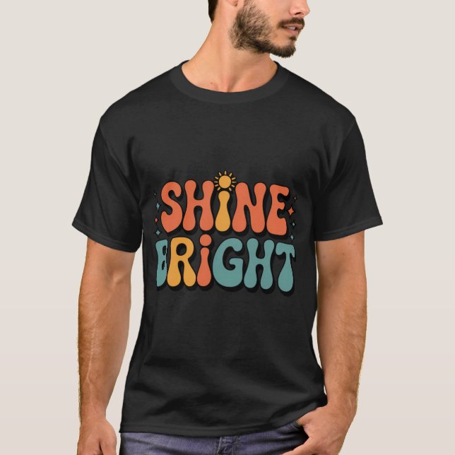 Camiseta Retro Shine Bright Groovy Aesthetic 70s Typography (Frente)
