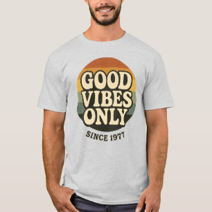 Camiseta Retro 'Só Vibrações Boas Desde 1977'