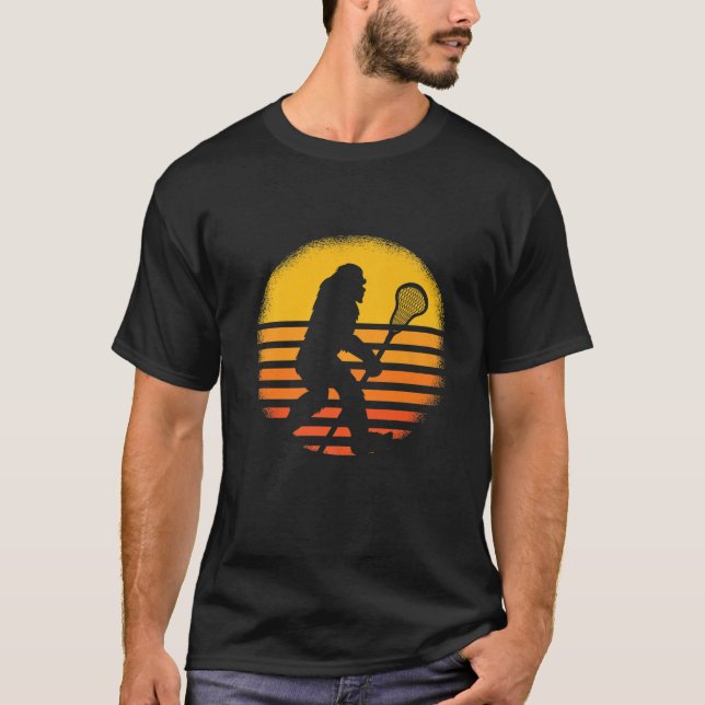 Camiseta Retro Sunset Bigfoot Lacrosse Stick Men Mulheres A (Frente)