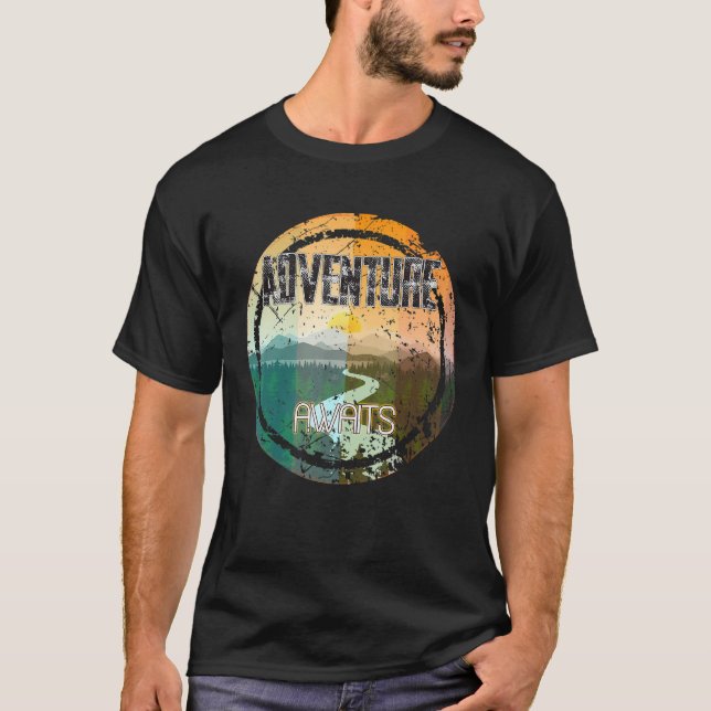 Camiseta Retro Sunset Natural Lake Mountain Adventure Await (Frente)