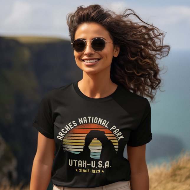 Camiseta Retro Sunset over Arches National Park, Utah (Criador carregado)