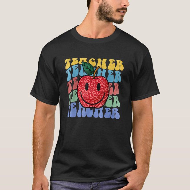 Camiseta Retro Teacher Apple Leopard Groovy Back To School  (Frente)