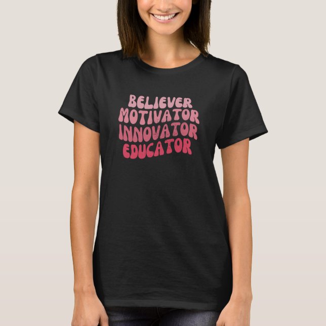 Camiseta Retro Teacher Believer Motivator Innovator Educato (Frente)