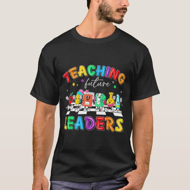 Camiseta Retro Teaching Future Leaders Groovy Teacher Back  (Frente)