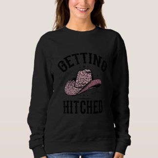 Camiseta Retro Wavy Getting Hitched Getting Rowdy Bachelore
