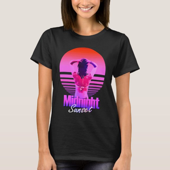 Camiseta Retrowave Midnight Sunset Girl In The Sea (Frente)