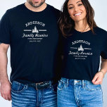 Camiseta Reunião ou Percurso da Família Retroativa | Pinhei<br><div class="desc">Perfeito para sua próxima reunião familiar ou se reunir. Este design de estilo retrô apresenta um logotipo branco com três pinheiros e seu nome. Personalize ainda mais com 3 linhas de texto personalizado - adicione "Reunião da Família, Percurso da Família, local, data ou exclusão. Uma festa divertida para uma reunião...</div>