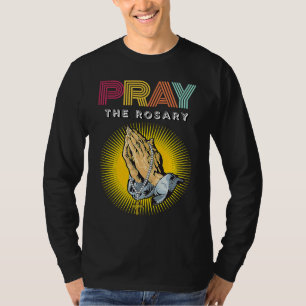 Camiseta Reze o Rosário Tipografia Retro Mãos em Oração com