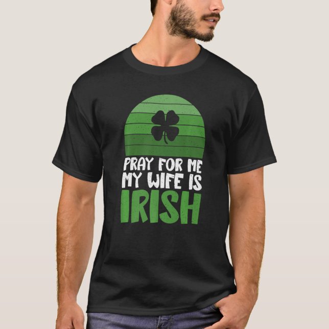 Camiseta Reze por mim, minha esposa é irlandesa (Frente)