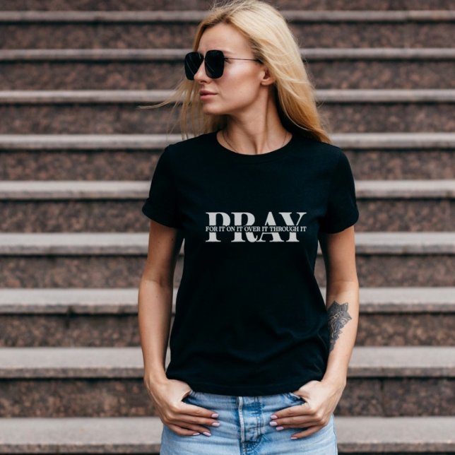 Camiseta Rezem Por Isso Através Dele (Criador carregado)