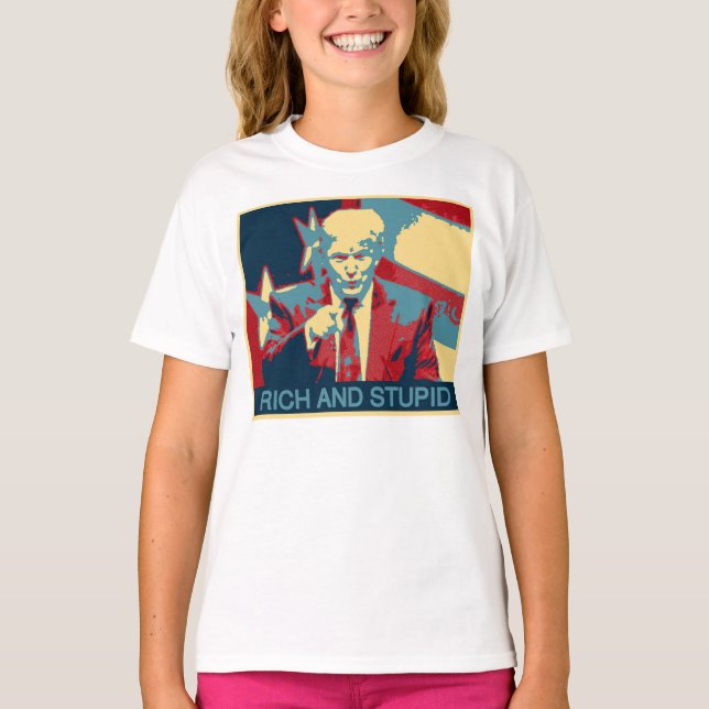 Camiseta Rico e estúpido (Anti-Trunfo) (Frente)