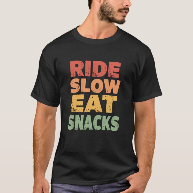 Camiseta Ride Slow Comat Snacks - Engraçado Citação Cíclica (Frente)
