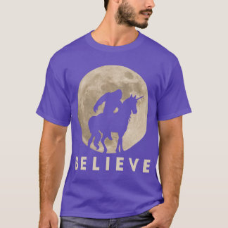 Camiseta Riding a Unicorn Against a Full Moon